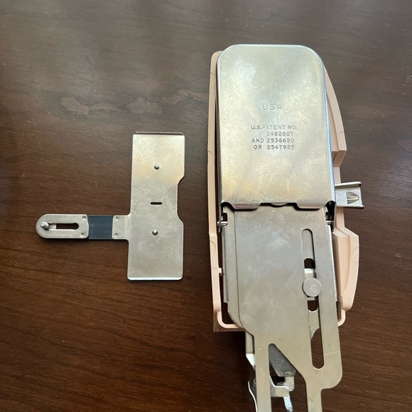 Vintage MCM Atomic Clamshell Singer Buttonholer set - Picture 3 of 6